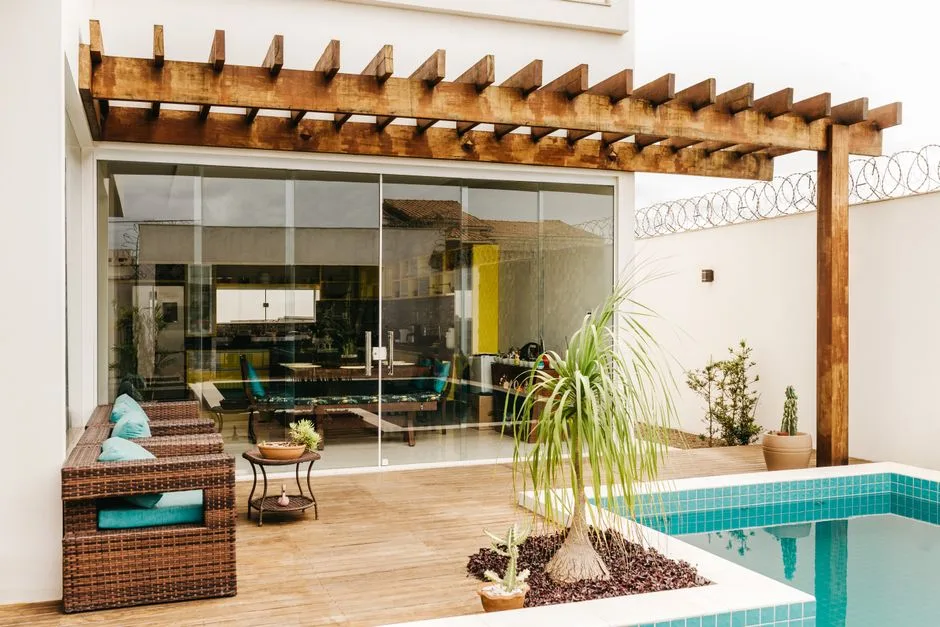 Piscine hors-sol avec pergola ombragée