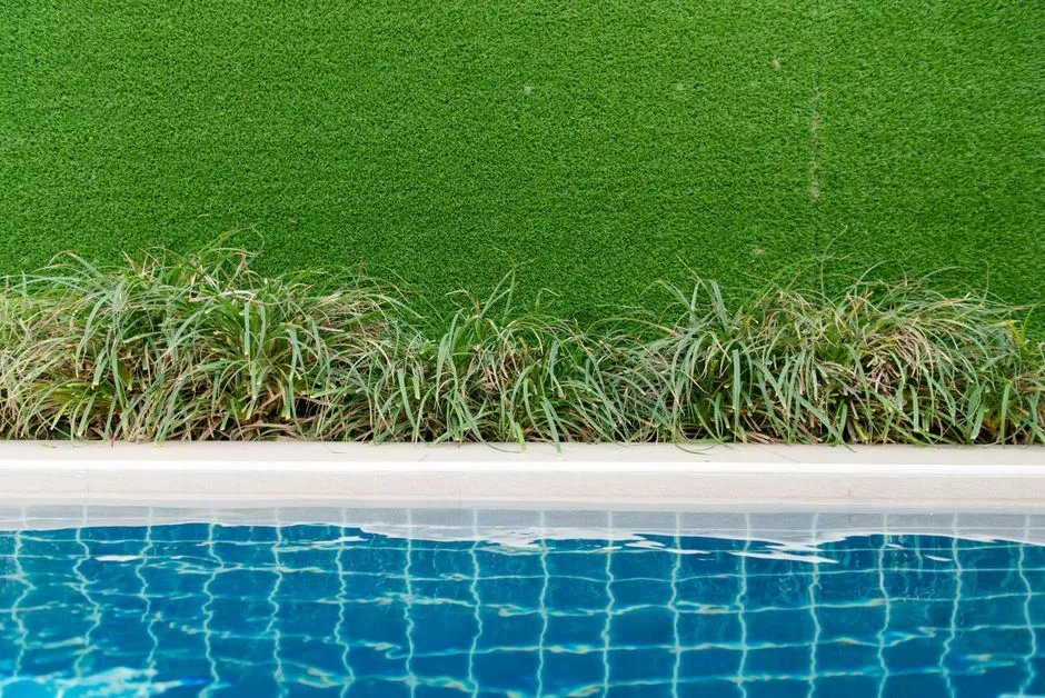 Contour de Piscine en Gazon Artificiel