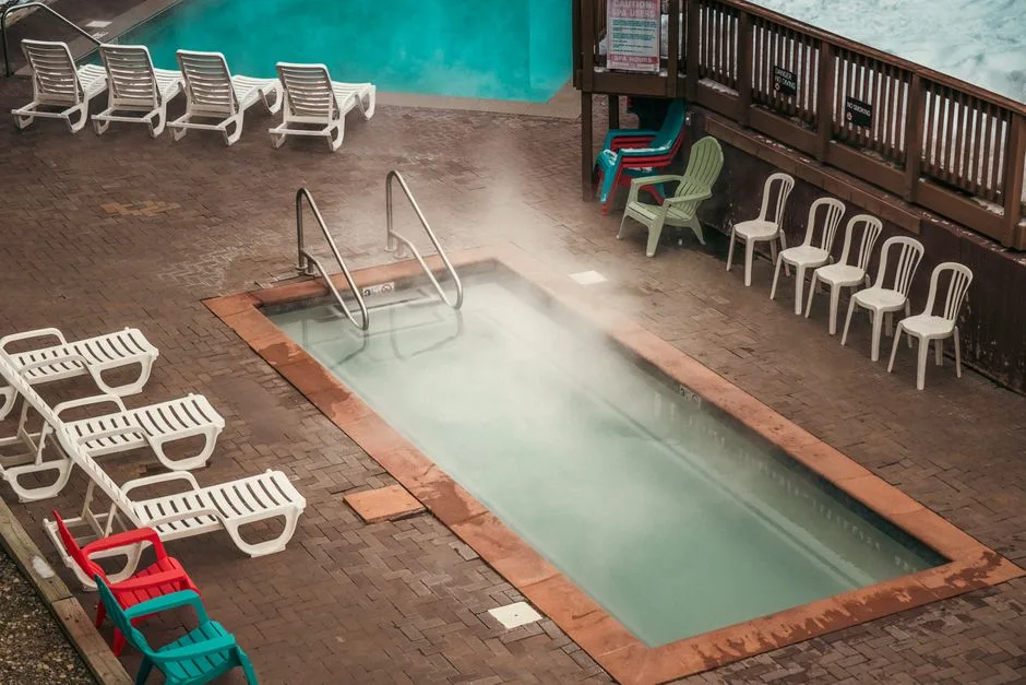 Piscine semi-enterrée économique avec entourage en pavés