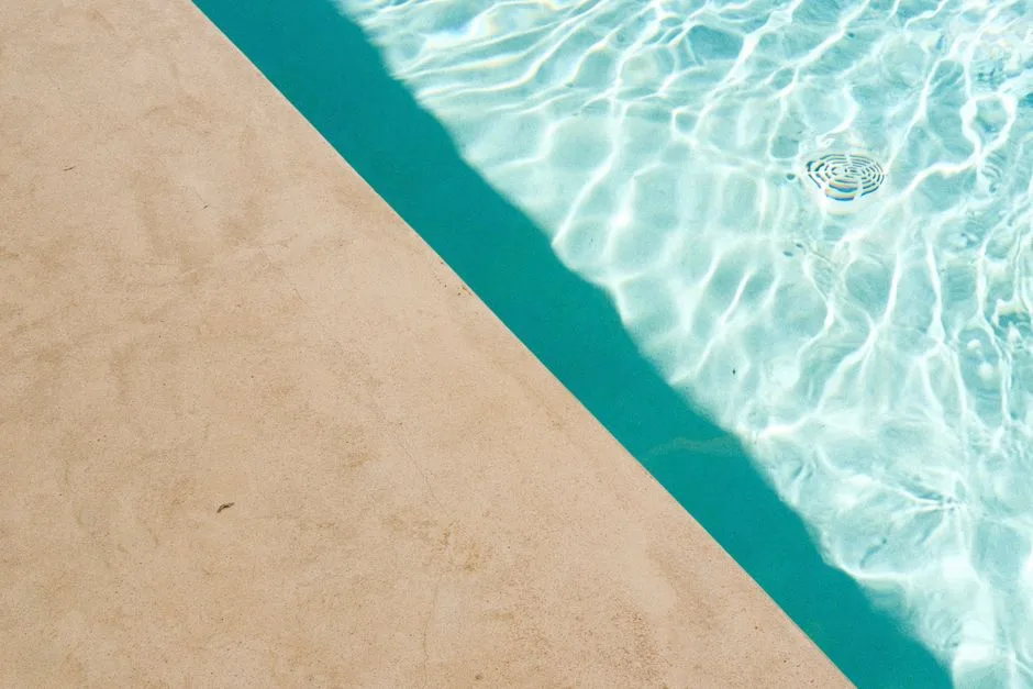 Margelle en béton en porte-à-faux (minimaliste moderne)