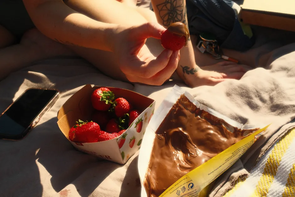 Brochettes de Fruits Glacés Enrobés de Chocolat