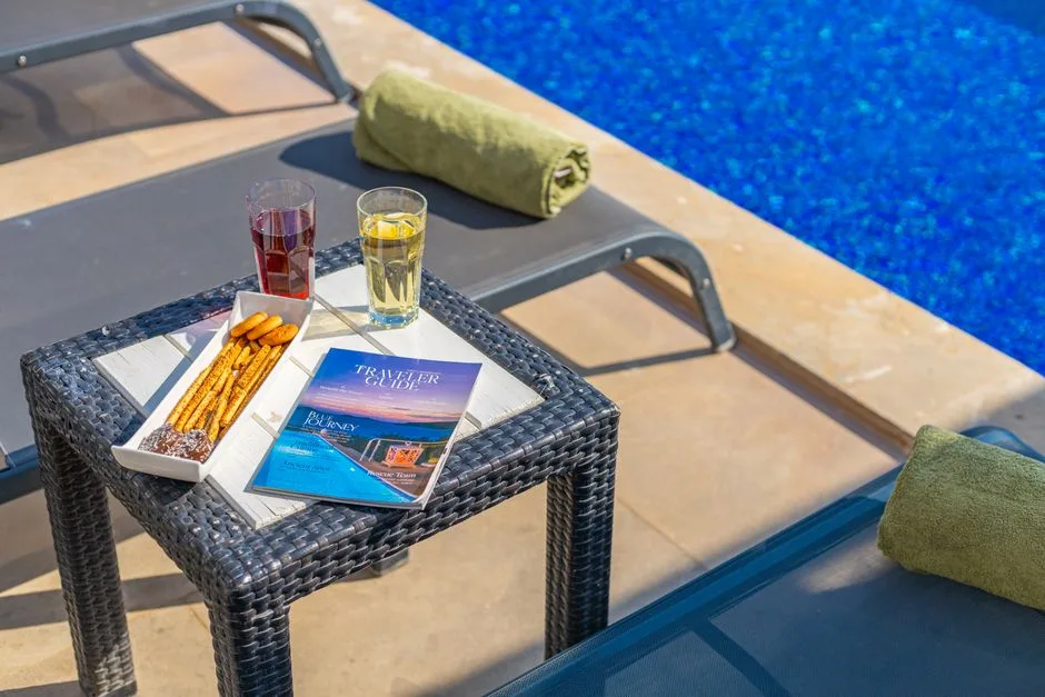 Chaise Longue Classique au Bord de la Piscine