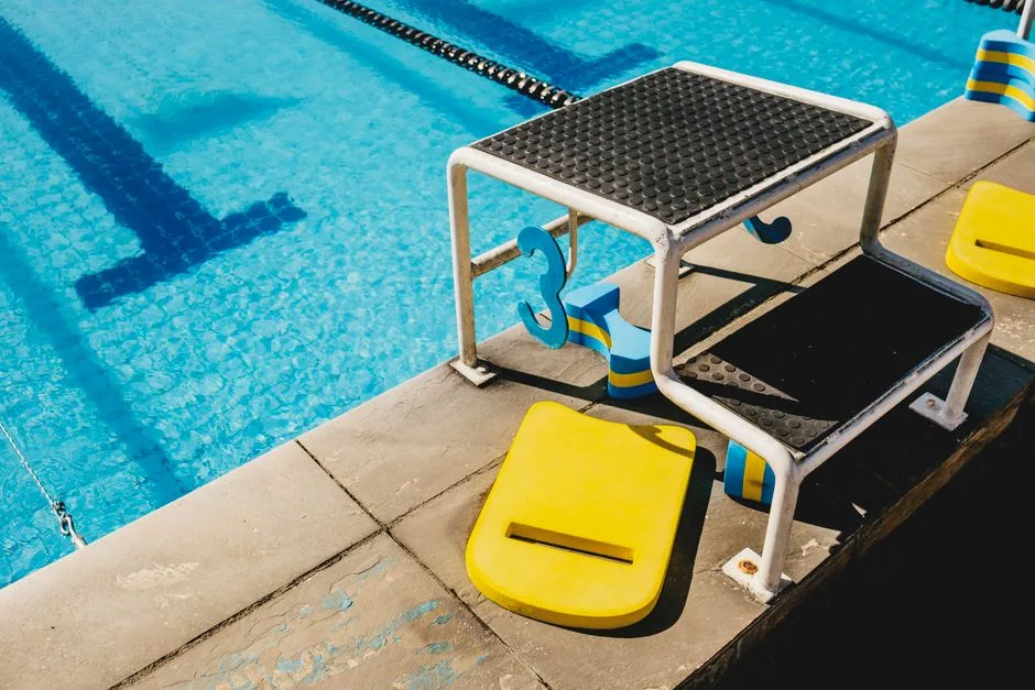 Piscine rectangulaire classique avec marches pleine largeur
