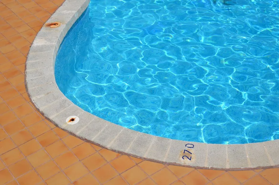 Zone d’Équipement en Coin avec Écran Minimal