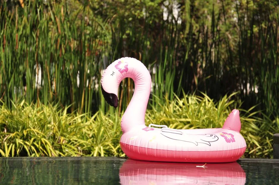 Fête Tropicale Flamants Roses et Ananas