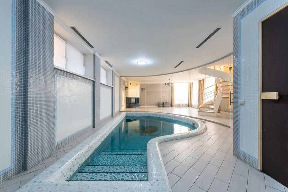 Intérieur de piscine entièrement en mosaïque de verre