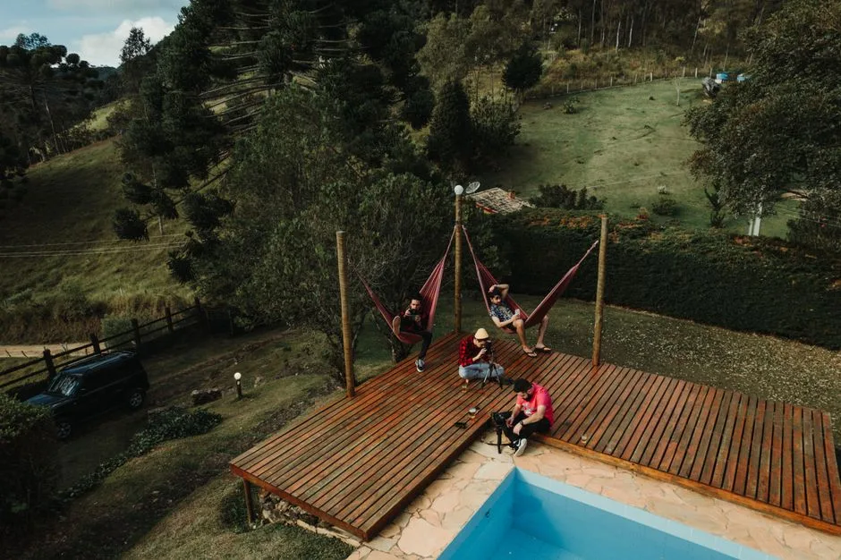 Piscine semi-enterrée à flanc de colline
