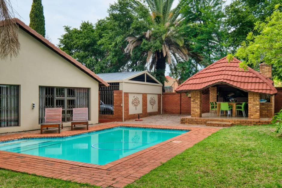 Piscine attenante à la maison pour fluidité intérieur-extérieur