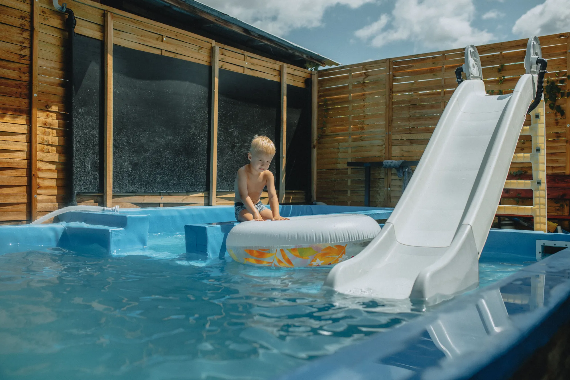 Toboggan de Piscine Gonflable et Portable