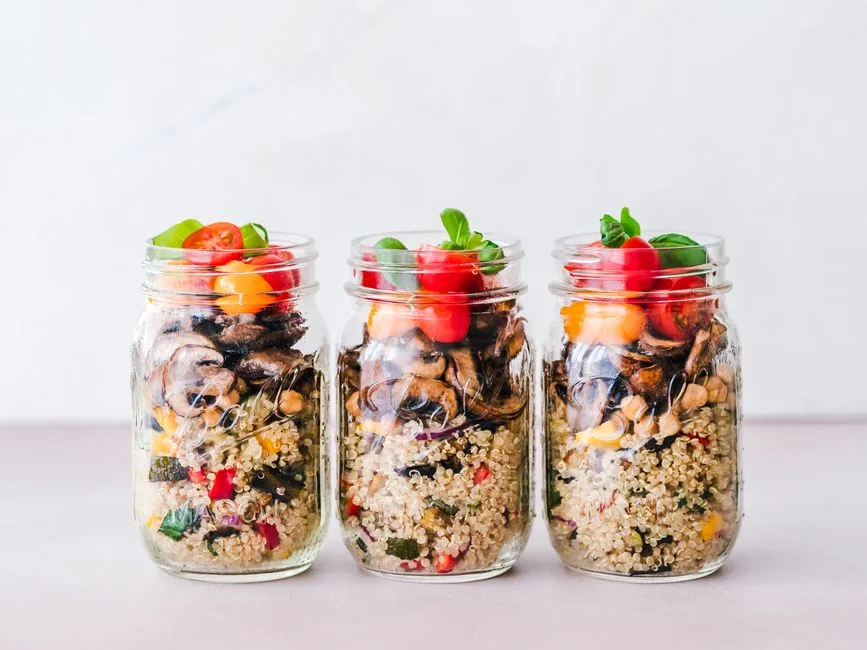 Salades en Couches en Bocal Mason (Attrapez & Partez)