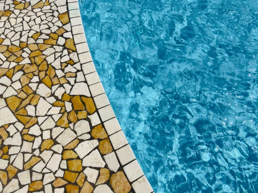 Mélanges de carrelage multi-matériaux (Verre + Pierre)