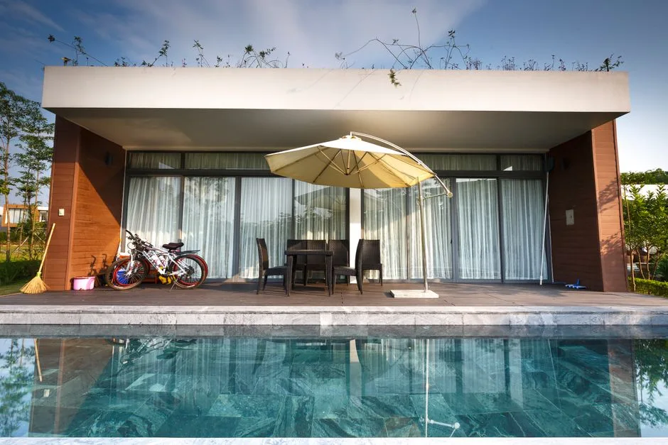 Pool House Moderne à Parois Vitrées