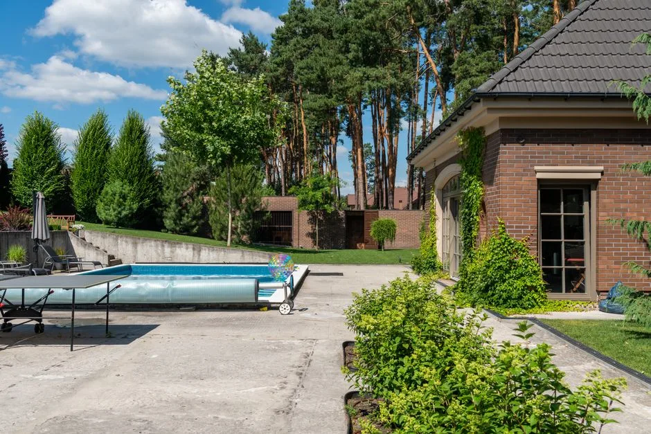 Couverture de piscine à lamelles motorisée