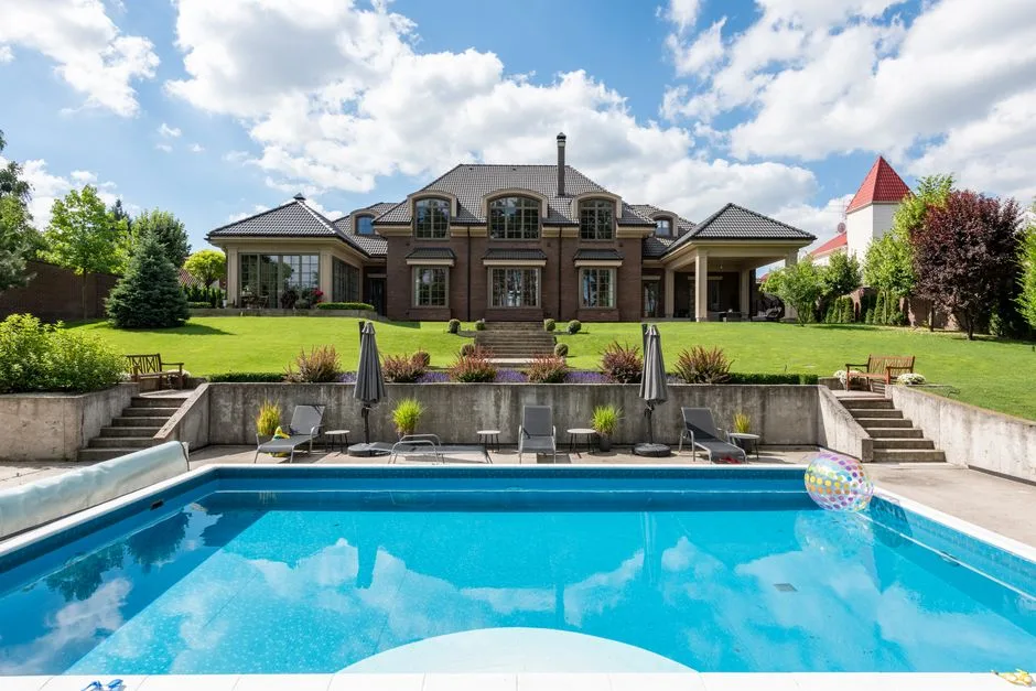 Terrasse de Piscine à Plusieurs Niveaux