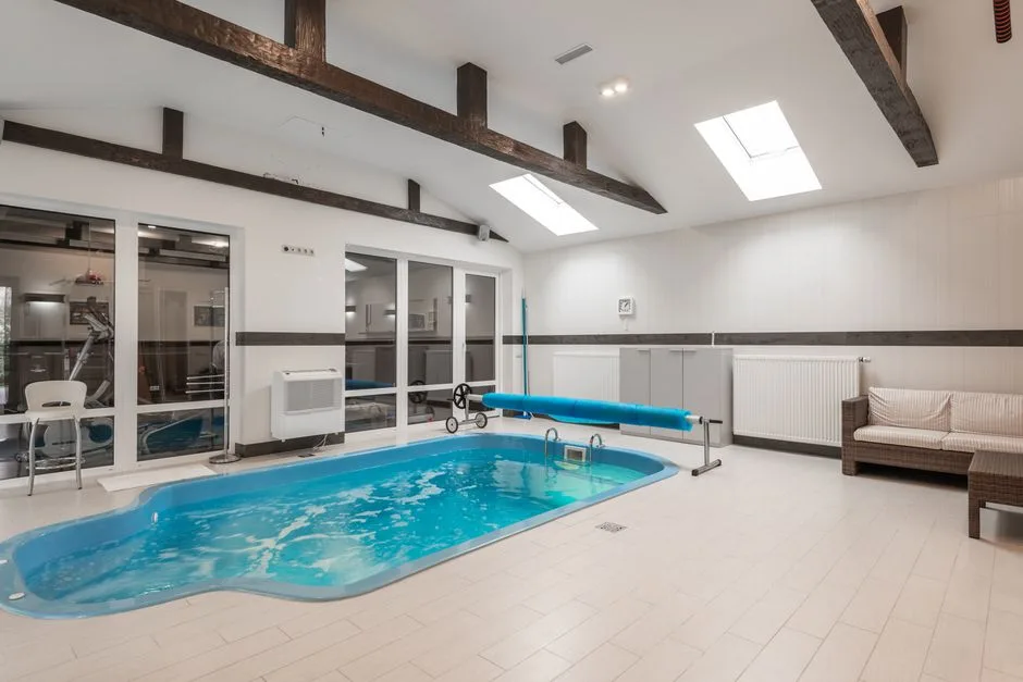 Pool House Polyvalente (Salle de Sport + Salon)