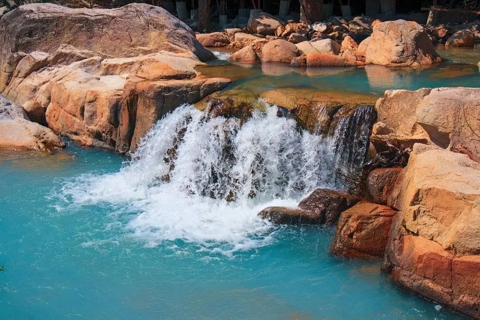 Cascade Rocheuse Naturelle et Grotte
