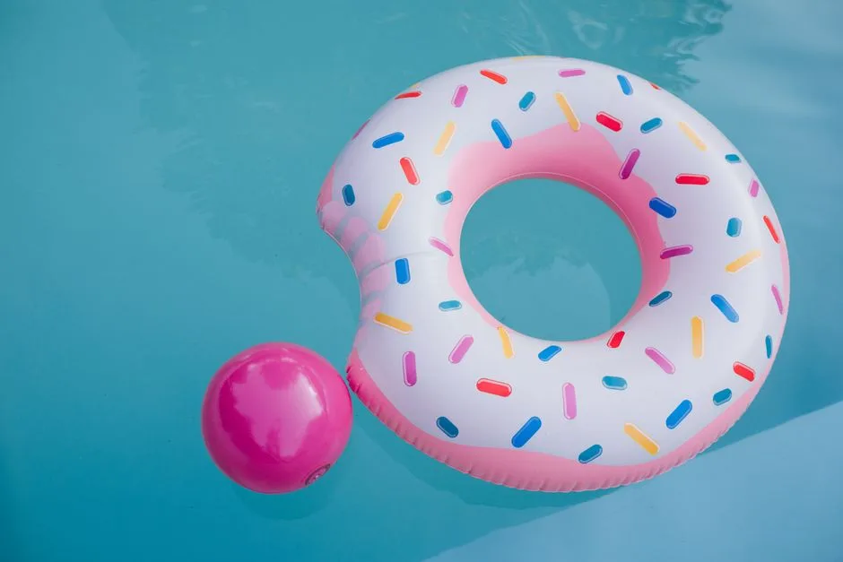 Piscine ronde partiellement enterrée