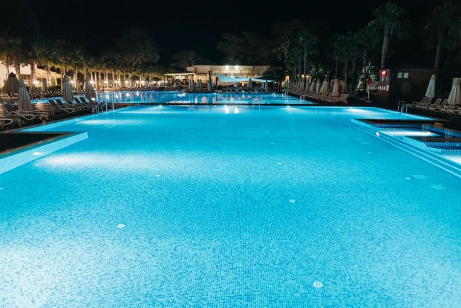 Piscine à Débordement Périmétrique avec Bord LED