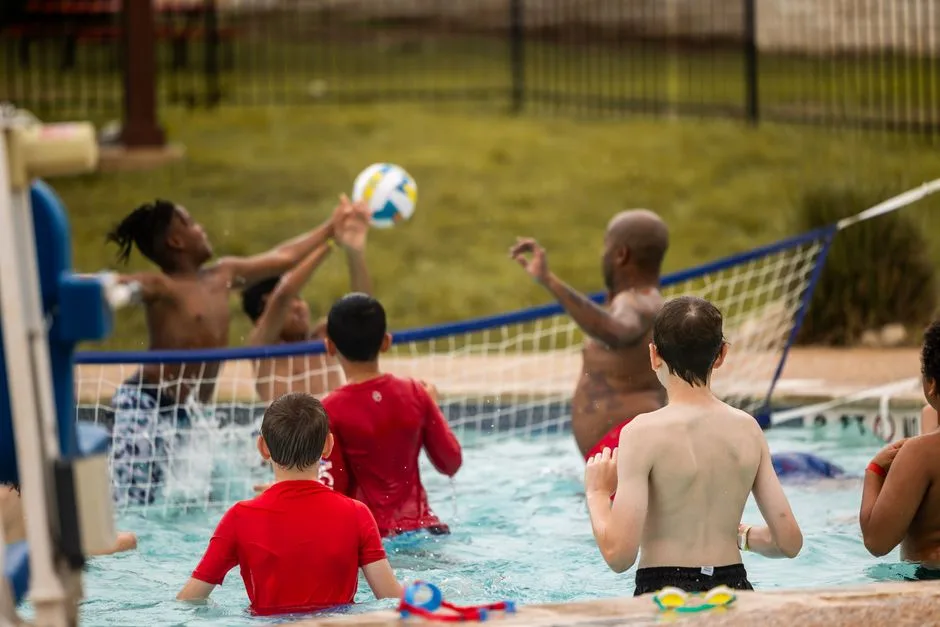 Volley de Piscine : Filet, Ballon et Configuration du Terrain