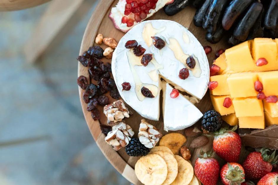 Table de Grignotage et Plateau de Snacks au Bord de la Piscine