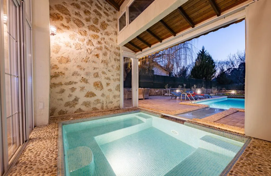Piscine rectangulaire avec niche de spa intégrée