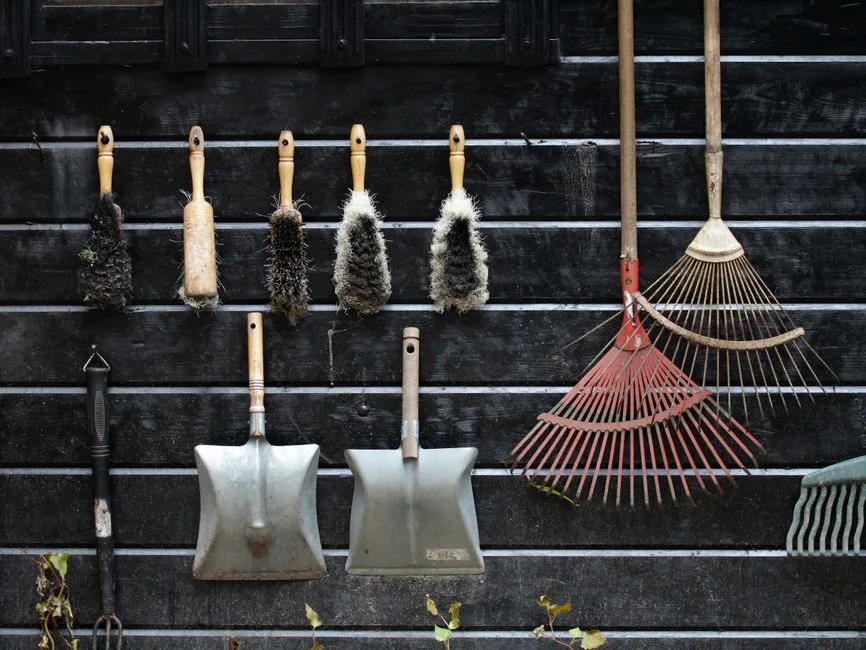 Écran + Rangement pour Outils de Jardin