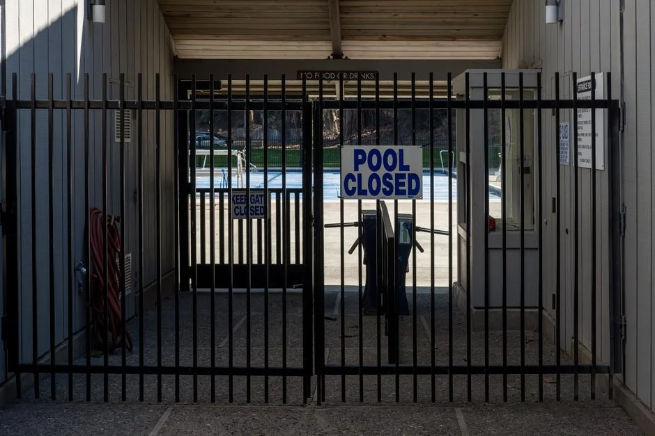 Portail de piscine en verre à fermeture automatique