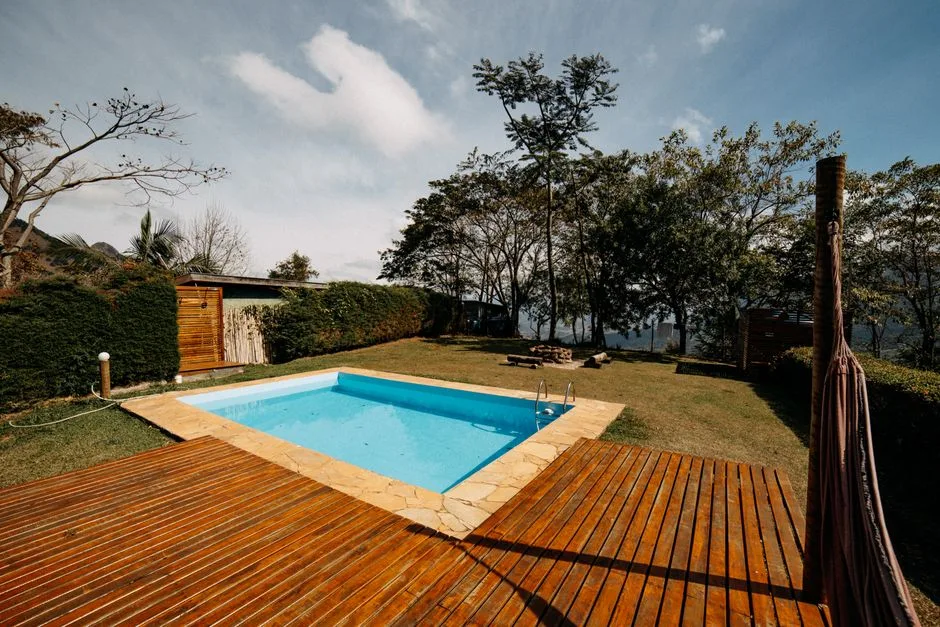 Piscine semi-enterrée avec terrasse complète