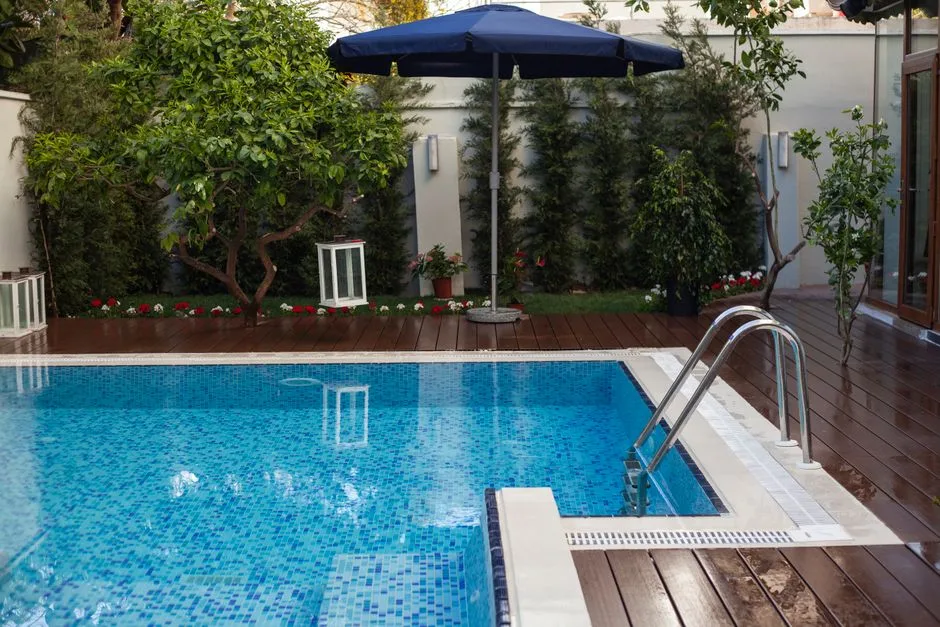 Petite piscine enterrée pour jardins compacts