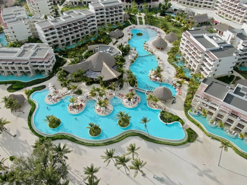 Piscine libre aux courbes douces avec spa intégré