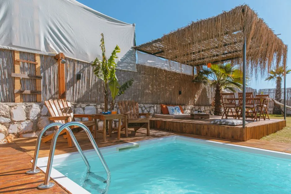 Piscine en abreuvoir avec écran d'intimité DIY