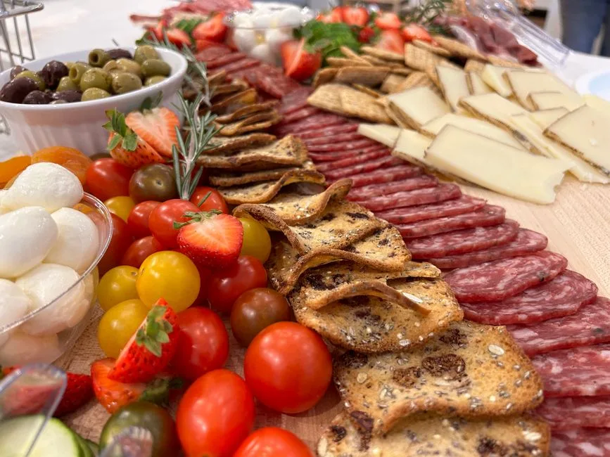 Le Plateau de Charcuterie & de Grignotage Ultime au Bord de la Piscine