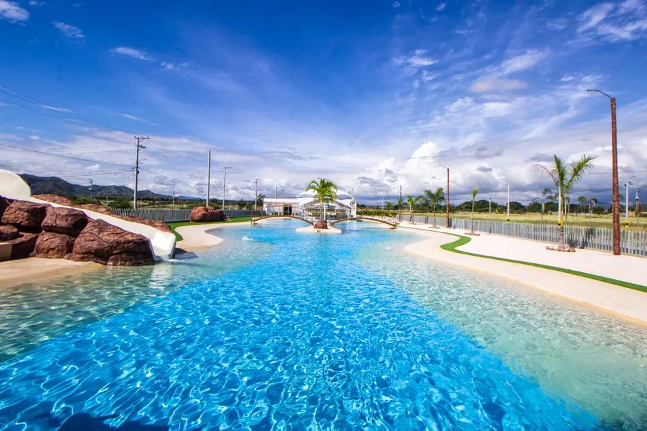 Piscine libre tropicale avec entrée de plage