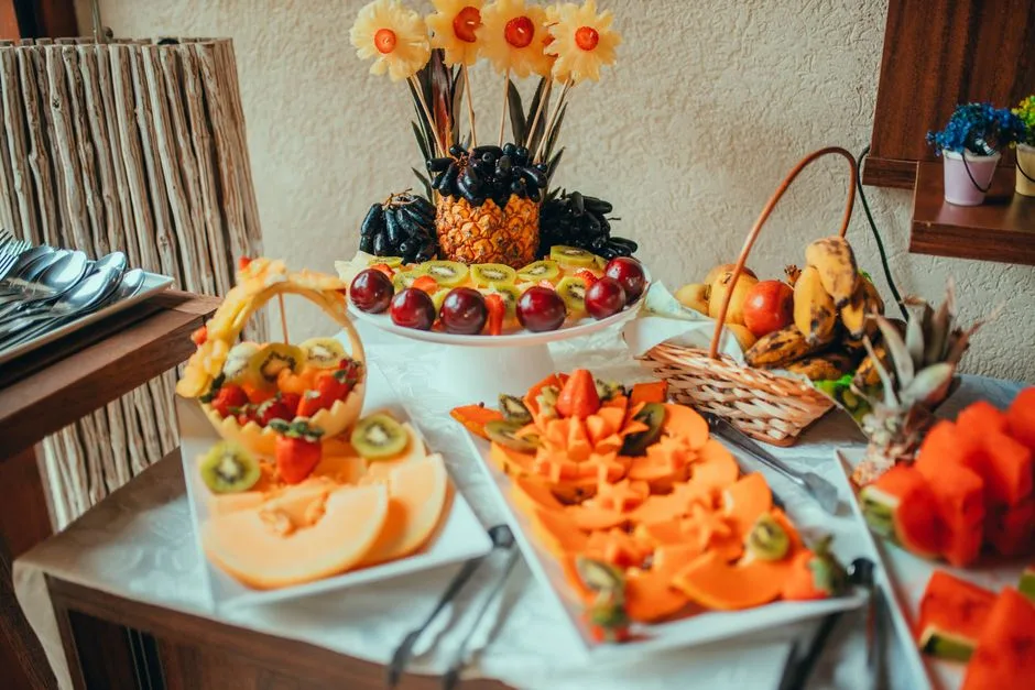 Plateau de Fruits Frais Tropicaux & Pastèque Sculptée