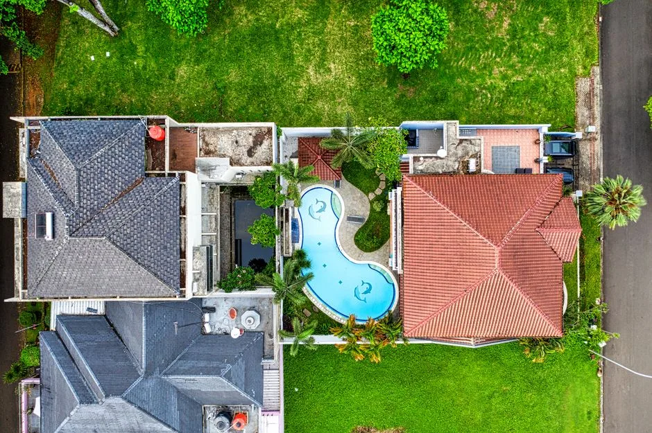 Pool House sur Deux Niveaux avec Terrasse sur le Toit