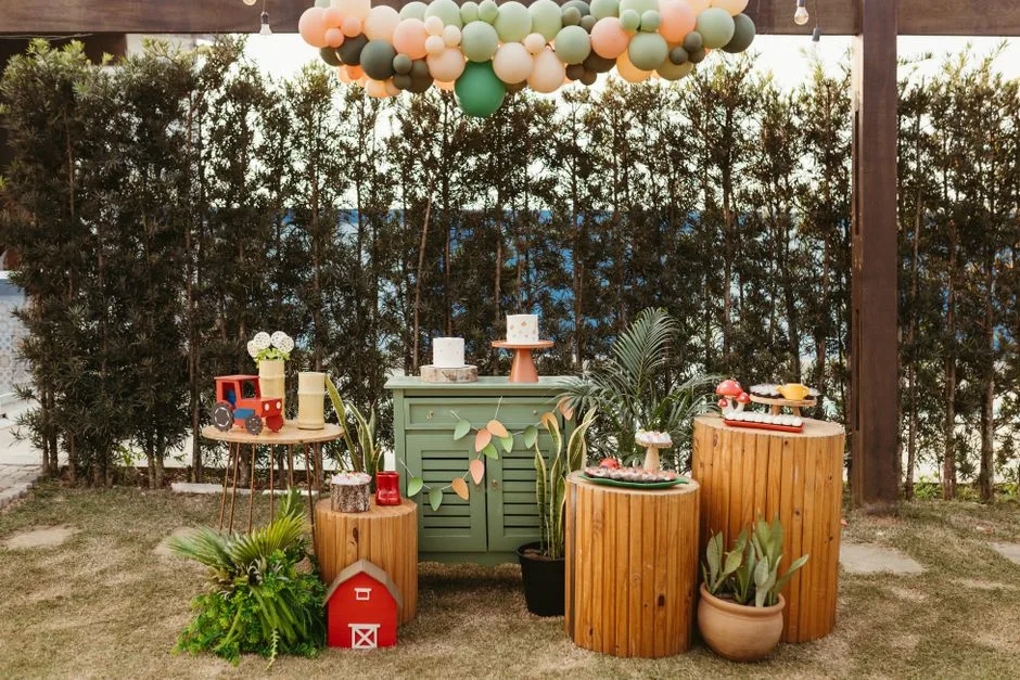 Wind-Proof Tablescape Design for Poolside
