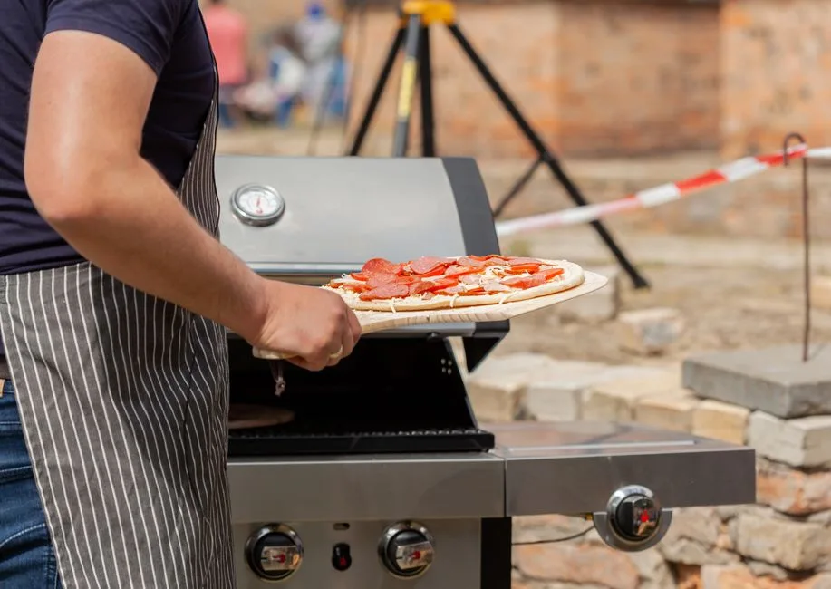 Pizza au Feu de Bois / Grillée au Bord de la Piscine